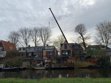 Complexe uitbouw dijkwoning i.v.m. hoogteverschillen - werken met een kraan